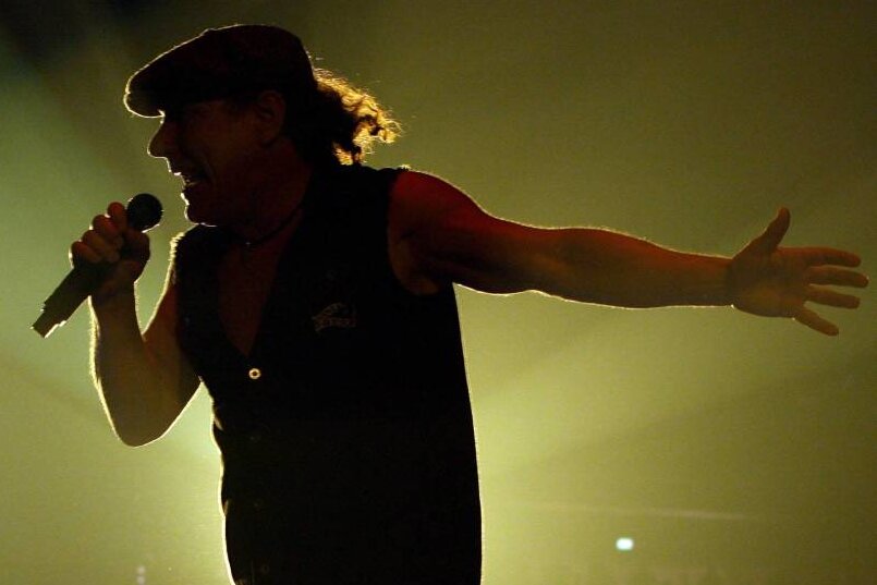 Großes Herz mit schwieligen Händen: Rock-Malocher Brian Johnson auf der Bühne mit AC/DC.