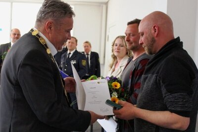 Die Lebensretter vom Annaberger Herzog-Georg-Ring geehrt - Oberbürgermeister Rolf Schmidt ehrte am Donnerstag die Lebensretter aus dem Herzog-Georg-Ring. 