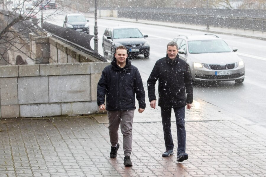 Die Lebensretter von der Friedensbrücke - Frank Z. (rechts) und John-Vincent H. wurden Zeugen eines Verbrechens auf der Plauener Friedensbrücke. Sie handelten sofort - und retteten damit Leben.