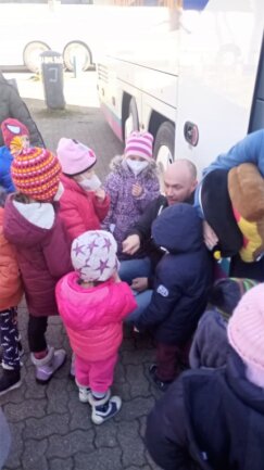 "Die Leere in den Augen der Kinder bringt mich zum Weinen" - Helfer berichtet von ukrainischer Grenze - Jan Wätzig und ukrainische Kinder