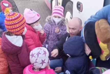 "Die Leere in den Augen der Kinder bringt mich zum Weinen" - Helfer berichtet von ukrainischer Grenze - Jan Wätzig und ukrainische Kinder