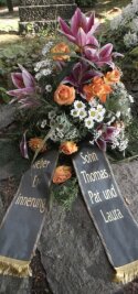 
              <p class="artikelinhalt">Zurück in der Heimat: Die Urnen mit der Asche von Joachim und Nora Sohre wurden in dieser Woche auf dem Trinitatisfriedhof beigesetzt. Das Blumengebinde stammt von ihrem Sohn Thomas und seiner Familie. </p>
            