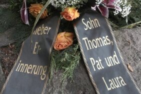 
              <p class="artikelinhalt">Zurück in der Heimat: Die Urnen mit der Asche von Joachim und Nora Sohre wurden in dieser Woche auf dem Trinitatisfriedhof beigesetzt. Das Blumengebinde stammt von ihrem Sohn Thomas und seiner Familie. </p>
            