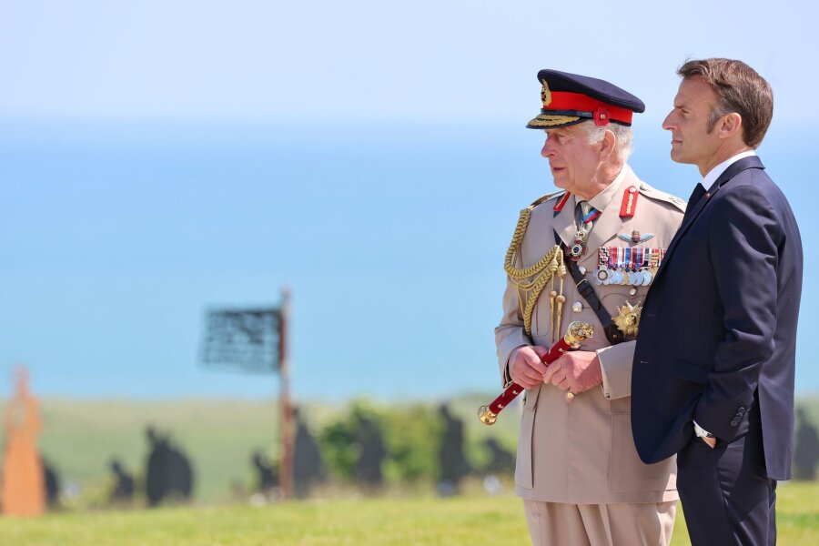 Die letzten D-Day-Helden: Gedenken in Zeiten des Krieges - Gemeinsam stehen der britische König Charles III. und der französische Präsident Emmanuel Macron an der Atlantikküste in der Normandie. Am 6. Juni 1944 landeten hier die Soldaten der Alliierten.