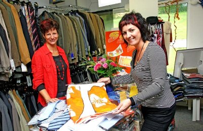 "Die Leute warten nicht mehr vor der Tür" - Ines Leißner (links) und Geschäftsinhaberin Kathrin Stöckel bieten im Sommerschlussverkauf in der Marbacher Modeboutique Preisnachlässe von bis zu 50 Prozent an.  