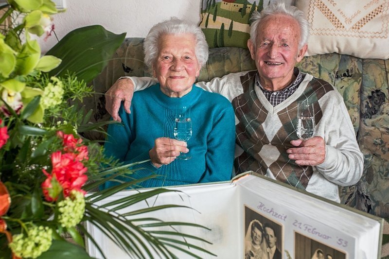 Die Liebe zueinander bis heute bewahrt - 65 gemeinsame Ehejahre: Das Jubiläumspaar Hildegard und Gottfried Steinert stößt auf die Zeit miteinander an.