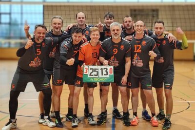 Die Lindaer Volleyballer haben es geschafft - Bezirksliga, wir kommen: Die Volleyballer des SV Linda machten mit einem 3:0 in Olbernhau den Staffelsieg in der Bezirksklasse Chemnitz perfekt und steigen zum zweiten Mal nach 2017 in die Bezirksliga auf.