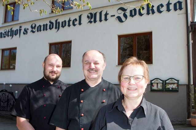 Die Lohnlüge - Wünschen sich eine lange Zukunft für das Landhotel Jocketa: Jonny, Josef und Barbara Sauerwein (von links).