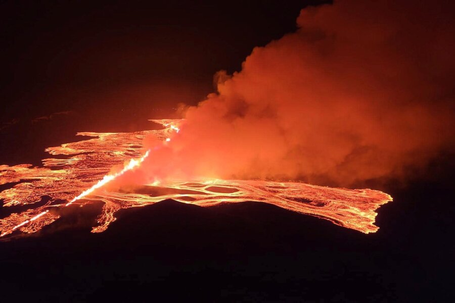 "Die mächtigste Eruption bisher": Glühende Lava auf Island - Die aufgebrochene Erdspalte ist Experten zufolge rund 3,5 Kilometer lang.