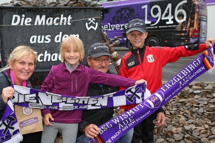 "Die Mannschaft zieht mit" - Bärbel und Mario Höfer aus Hartenstein verfolgten mit ihren Enkelkindern Jette und Karl das Testspiel in Aue. 