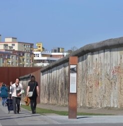 Die Mauer nach dem Krieg - Mauerreste an einer Gedenkstätte in Berlin.