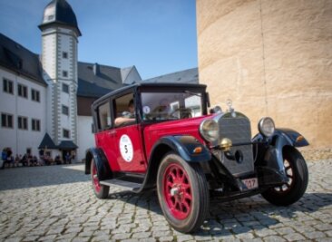 Die Meister-Classic wird ostdeutscher - Schätze wie dieser Mercedes-Benz 8/38, Baujahr 1926 begeisterten - wie hier auf Zschopauer Schlosshof - die Zuschauer entlang der 1. Sächsischen Meister-Classic im Sommer 2021.
