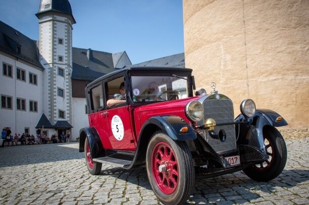 Schätze wie dieser Mercedes-Benz 8/38, Baujahr 1926 begeisterten - wie hier auf Zschopauer Schlosshof - die Zuschauer entlang der 1. Sächsischen Meister-Classic im Sommer 2021.