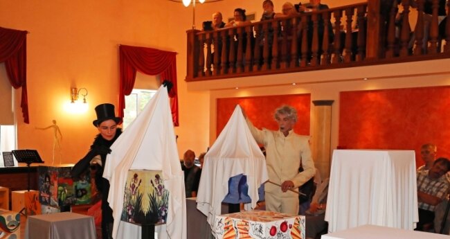Die Pantomime Hilmar Messenbrink und Susanne Weiß enthüllten die im Saal des "Alten Schützenhauses" aufgestellten Würfel. 