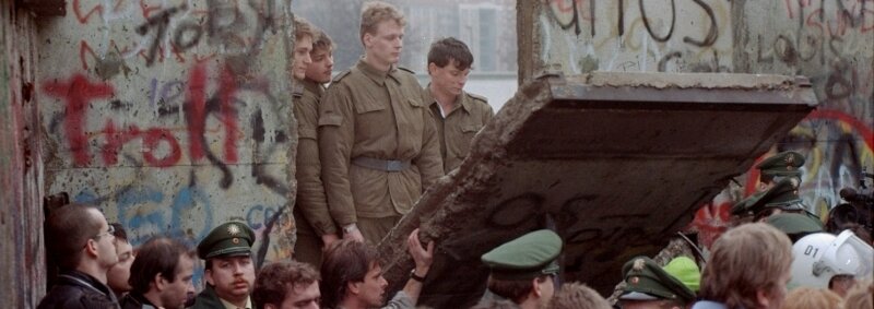 
              <p class="artikelinhalt">11. November '89. Grenzsoldaten sehen zu, wie Demonstranten eines der ersten Segmente am Brandenburger Tor niederreißen. </p>
            