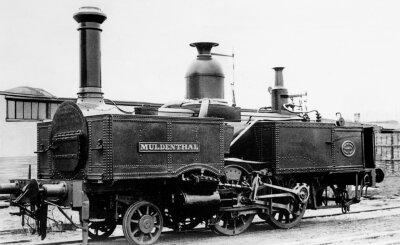 Die "Muldenthal" steht heute im Museum - Die Lokomotive "Muldenthal" der Bockwaer Eisenbahngesellschaft - auf diesem Foto noch ohne Führerhaus - wurde 1861 von der Firma Richard Hartmann in Chemnitz gebaut und ist heute im Dresdner Verkehrsmuseum ausgestellt. Die Lok erreichte eine Geschwindigkeit von 50 Stundenkilometern. 