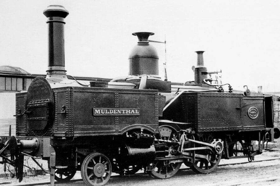 Die "Muldenthal" steht heute im Museum - Die Lokomotive "Muldenthal" der Bockwaer Eisenbahngesellschaft - auf diesem Foto noch ohne Führerhaus - wurde 1861 von der Firma Richard Hartmann in Chemnitz gebaut und ist heute im Dresdner Verkehrsmuseum ausgestellt. Die Lok erreichte eine Geschwindigkeit von 50 Stundenkilometern. 