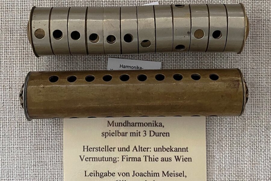 Die Mundharmonika als runde Sache - Runde Mundharmonikas im Harmonikamuseum Zwota, eine Leihgabe von Joachim Meisel aus Klingenthal. 