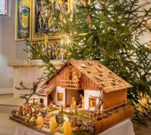 Die Mutigen und die Dankbaren - In der Georgenkirche in Flöha ist der Altarraum mit Weihnachtsbaum und Krippe schon vorbereitet. Superintendent Rainer Findeisen und Team laden an Heiligabend um 14, 15.30 und 17 Uhr zur Christvesper. 