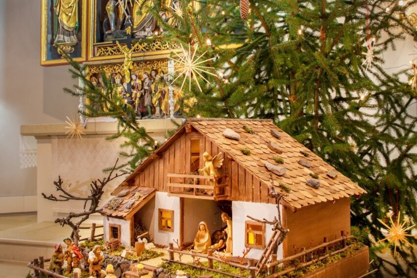 In der Georgenkirche in Flöha ist der Altarraum mit Weihnachtsbaum und Krippe schon vorbereitet. Superintendent Rainer Findeisen und Team laden an Heiligabend um 14, 15.30 und 17 Uhr zur Christvesper. 