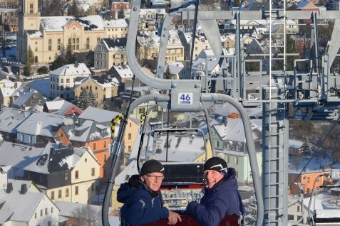 Die Mutmacher von Eibenstock - Geschäftsführer Michael Uhlmann (links) und sein Sohn, Sesselbahn-Chef Stefan Uhlmann, auf der letzten Testfahrt für die neue Anlage am Adlerfelsen in Eibenstock.