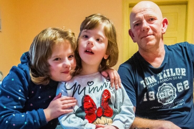 "Die Mutti kann ich ihnen nicht ersetzen" - Lilli (links) und Lina mit ihrem Papa Mirko Heinz. Trotz vieler Sorgen sind die drei voller Zuversicht. 