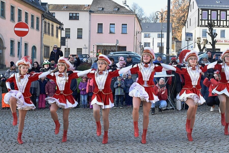 Die Narren im oberen Vogtland feiern den Faschingsauftakt - Mit dem Sturm des Rathauses hat der Adorfer Carneval-Verein gestern pünktlich um 11.11 Uhr die neue Saison eröffnet. Im Foto: die Prinzengarde. 