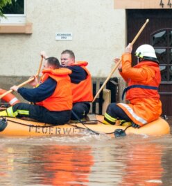 Die Natur zeigt ihre Kraft -  Feuerwehrleute im Hochwasser in Penig. 