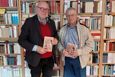 Die Neuberin aus Reichenbach und Mosen aus Marieney erstmals in einem Buch vereint - Verleger Frieder Seidel (links) aus Hammerbrücke mit dem Autor, Professor Rüdiger Bernhardt aus Bergen.