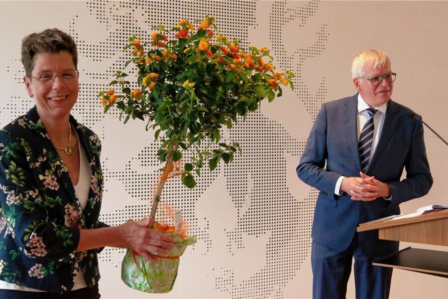 Die neue Chefin des Finanzamtes hat das "Helfer-Gen" - Die neue Leiterin des Finanzamtes Mittweida, Dagmar Häfele, ist am Montag offiziell ins Amt eingeführt worden. Zur Amtseinführung kam auch Sachsens Finanzminister Hartmut Vorjohann. 