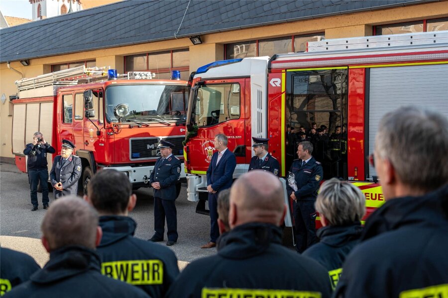 „Die neue Eins“: Löschfahrzeug an die Feuerwehr Rochlitz übergeben - Das neue HLF 20 (r.) wurde am Samstag offiziell an die Freiwillige Feuerwehr Rochlitz übergeben.