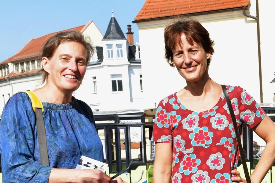 Bereits im September schaute sich Juliane Schwarz-Bierschenk (l.) mit Noch-Geschäftsführerin Kristine Schmidt-Köpf während der Silbermann-Tage beim Familienfest auf dem Freiberger Schloßplatz um. 