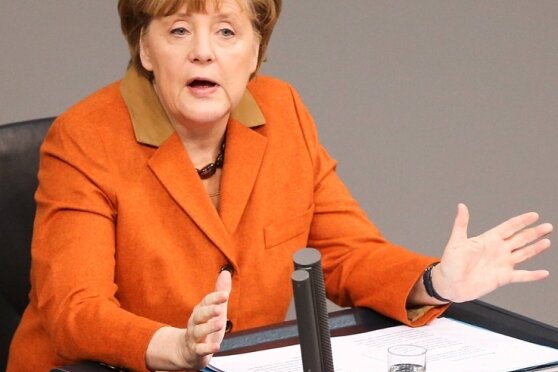 Die neue Macht der "Überredung" - Regierungserklärung im Sitzen: Bundeskanzlerin Angela Merkel gestern im Bundestag. 