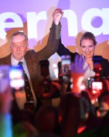 Die neue Opposition rechtsaußen - "Wir werden Frau Merkel jagen": Alexander Gauland und Alice Weidel gestern Abend auf der AfD-Wahlparty ineinem Club am Alexanderplatz in Berlin.            