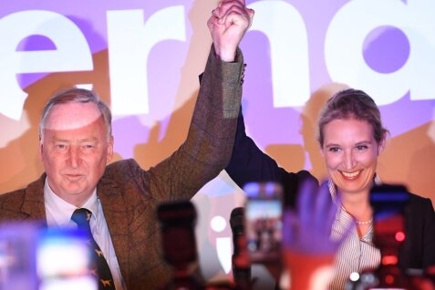 Die neue Opposition rechtsaußen - "Wir werden Frau Merkel jagen": Alexander Gauland und Alice Weidel gestern Abend auf der AfD-Wahlparty ineinem Club am Alexanderplatz in Berlin.            