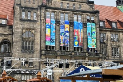 Die neuen Banner für den Chemnitzer Friedenstag sind entrollt und überraschen - Die ersten Banner sind am Freitagmorgen aufgehämgt worden. 