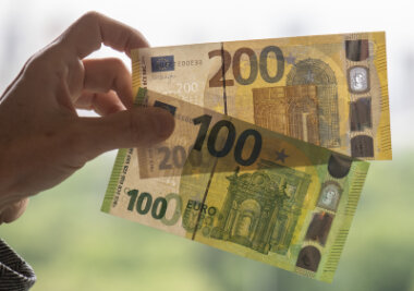 Die neuen Euro-Scheine -  Neue Einhundert- (unten) und Zweihundert-Banknoten werden bei der Bundesbank vorgestellt. Die neuen Scheine verfügen über neuartige Sicherheitsmerkmale und sind schmaler als die bisherigen Scheine. Ende Mai werden 100- und 200-Euro-Scheine mit weiteren Sicherheitsmerkmalen in Umlauf gebracht.
