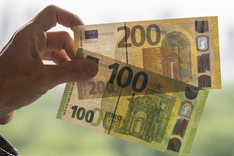  Neue Einhundert- (unten) und Zweihundert-Banknoten werden bei der Bundesbank vorgestellt. Die neuen Scheine verfügen über neuartige Sicherheitsmerkmale und sind schmaler als die bisherigen Scheine. Ende Mai werden 100- und 200-Euro-Scheine mit weiteren Sicherheitsmerkmalen in Umlauf gebracht.