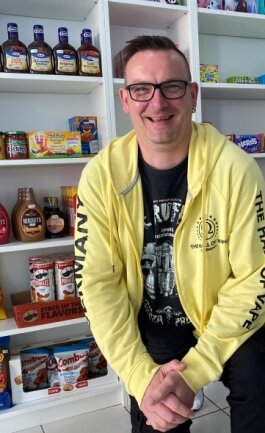 Die neuen Läden in Freibergs Altstadt - Inhaber Sven Kerstan in seinem Geschäft "Vape and american Food" in der Freiberger Fischerstraße, das seit Anfang April besteht.