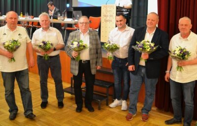 Die Neuen sind die Alten - Thilo Weidlich, Frank Daßler, Jörg Prager, Thomas Renner, Thomas Roscher und Silvio Miedrich (v. l.) bilden das Führungsgremium des Kreisverbands Fußball. 