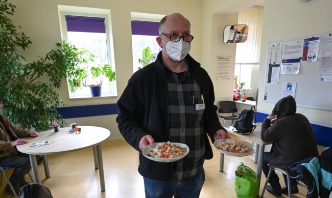 Ein Anlaufpunkt für Bedürftige auch in Coronazeiten: Im Tagestreff "Haltestelle" verteilt Sven Buchwald Mittagessen. l