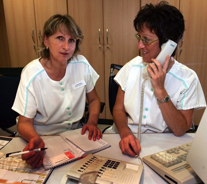 Evelyn Riedel (links) und Kerstin Geng am Service-Telefon