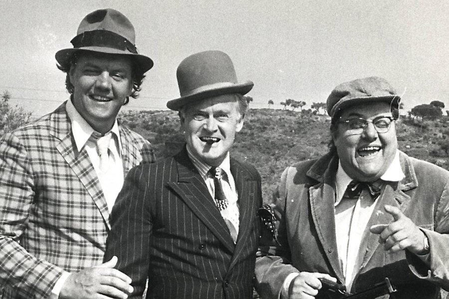 Die Olsenbande in der Geburtsklinik - Morten Grunwald (Benny), Ove Sprogøe (Egon) und Poul Bundgaard (Kjeld) posieren 1974 auf Mallorca. Dort wurde "Der (voraussichtlich) letzte Streich der Olsenbande" gedreht.
