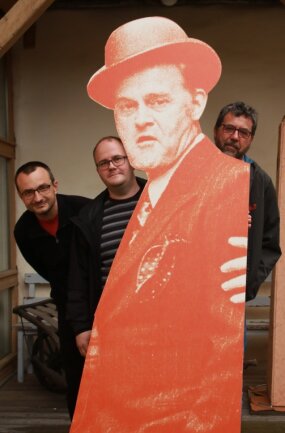 Die Olsenbande rückt ins Lengenfelder Museum ein - Michael Heuck, Torsten Reichel und Thomas Pollrich (von links) haben schon jetzt Spaß mit dem Olsenbande-Chef. 