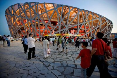 Die Olympischen Winterspiele 2022 in Peking: Zwischen Corona und Propaganda - Das auch als "Vogelnest" bekannte Nationalstadion in Peking stand bereits 2008 bei den Olympischen Sommerspielen (Foto) im Mittelpunkt. Auch die Eröffnungszeremonie der Winterspiele im Februar 2022 wird dort stattfinden. 