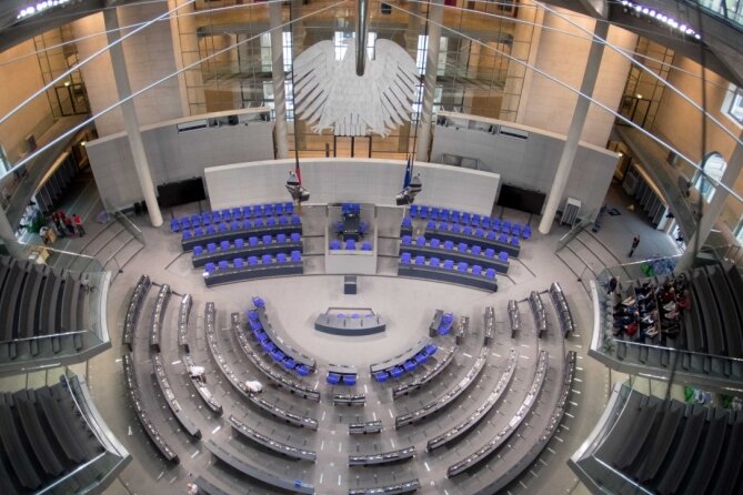 Der Plenarsaal des Bundestages - künftig werden sieben Parteien vertreten.            