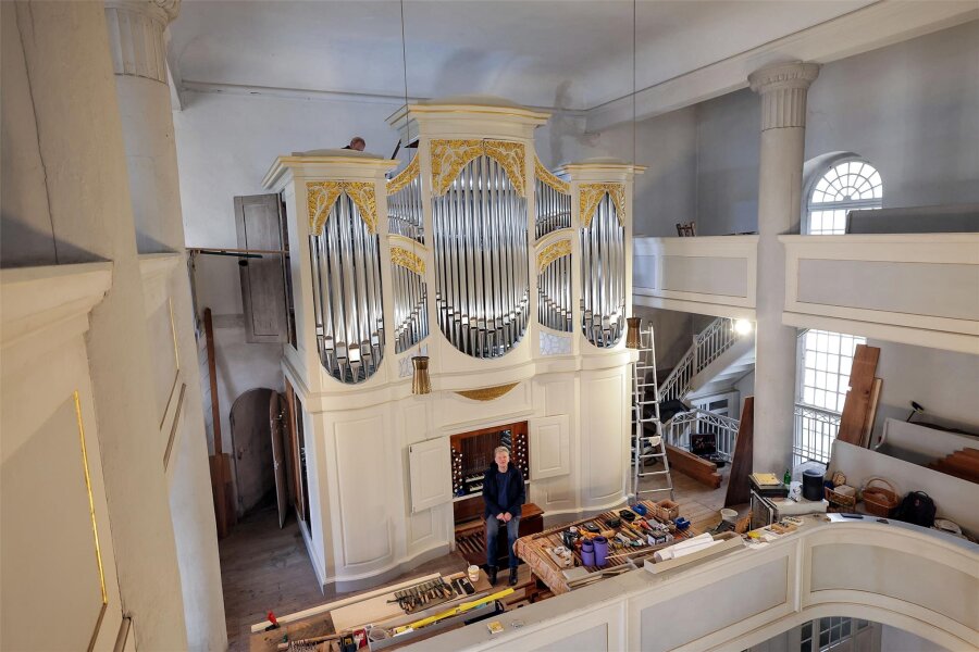Die Orgel in der Waldenburger Lutherkirche hat es in sich - Der Waldenburger Pfarrer Ulrich Becker steht vor der fast fertig sanierten Orgel in der Lutherkirche.