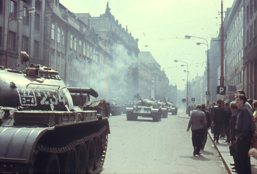 Die Panzer kamen kurz vor Mitternacht - Sowjetische Panzer in Prag zeigt diese zeitgenössische Aufnahme von "Freie Presse"-Leser Christian Neubert aus Braunsdorf. Er befand sich am 21. August 1968 in der tschechoslowakischen Hauptstadt, als die Truppen des Warschauer Paktes den Prager Frühling niederschlugen.