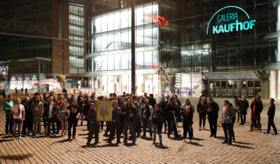Die Partei verlangt Einlass in Chemnitzer Rathaus zur Ergebnisübertragung - Anhänger von Die Partei begehrten am Sonntagabend Einlass ins Rathaus.