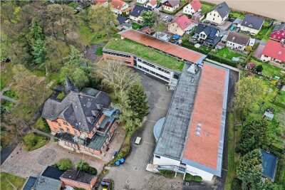 Die Pestalozzioberschule Wilkau-Haßlau braucht ein neues Dach - Das Dach der Pestalozzioberschule in Wilkau-Haßlau ist undicht. Es soll durch ein neues Dach ersetzt werden. 